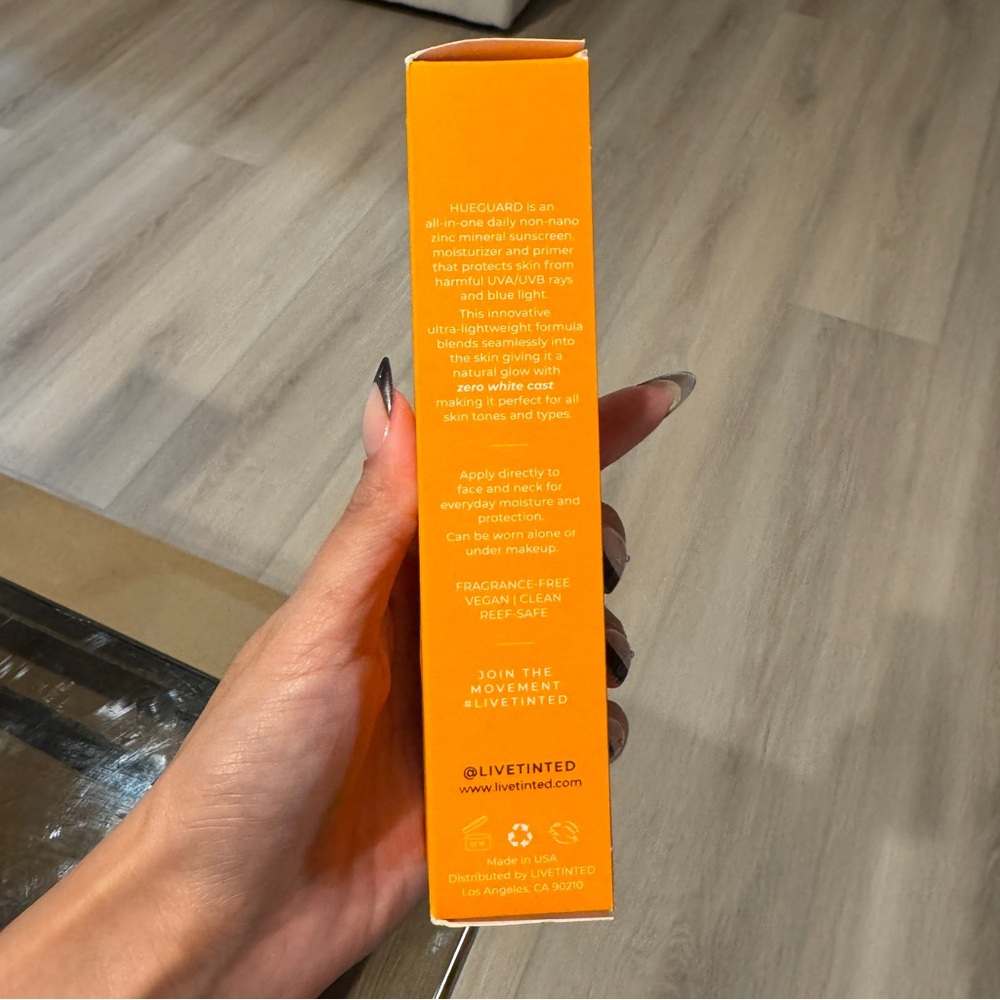 Live Tinted HUEGUARD 3-in-1 Mineral Sunscreen, Moisturizer, Primer SPF 30 - Picture 8 of 12